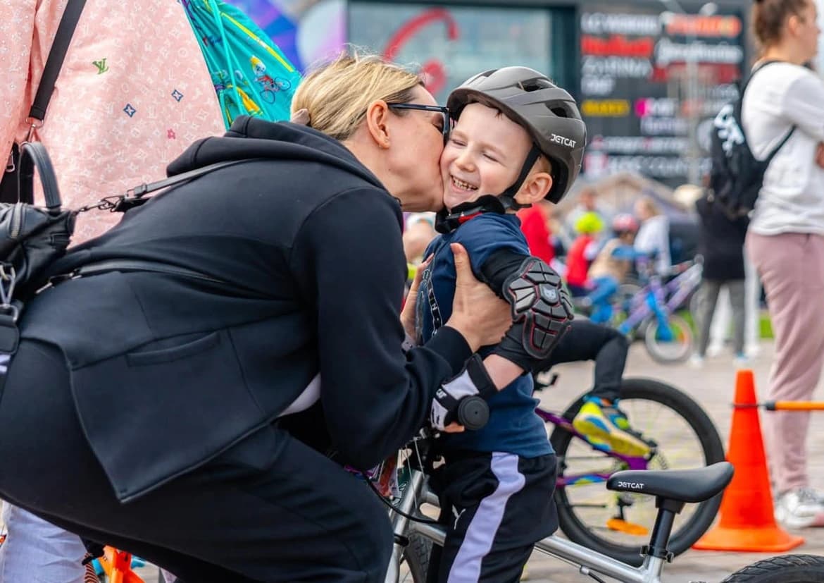 Кот на велосипеде с медалью